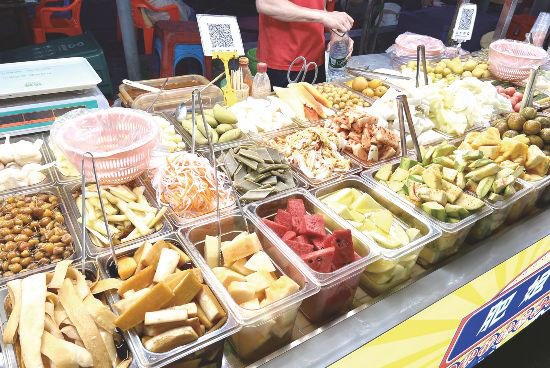 南宁平西夜市酸嘢品种丰富,色泽鲜艳