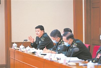 解放军和武警部队代表团举行小组会议