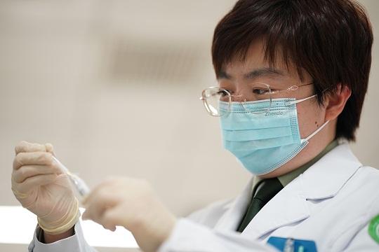 一位勇救人民群众而壮烈牺牲的抗洪英雄