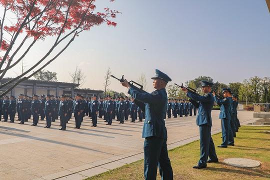 空降兵某旅组织官兵前往烈士纪念碑开展