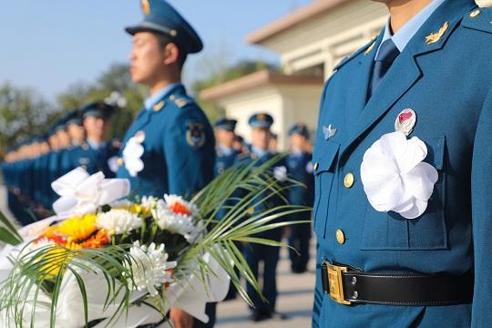 汲取奋进力量