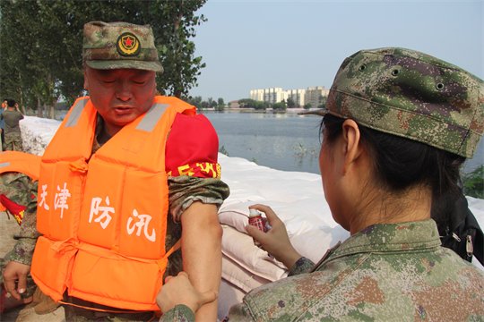 民兵进行医疗巡诊和紧急救治