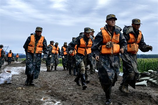 图为北部战区陆军某旅官兵在齐齐哈尔市