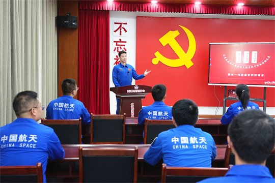 长征三号乙运载火箭成功将陆地探测四号