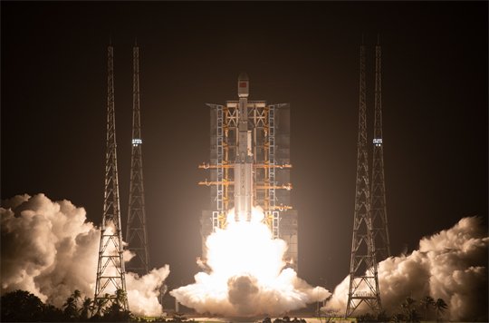 大漠刚拥神舟入怀,紫贝又有长箭行空。