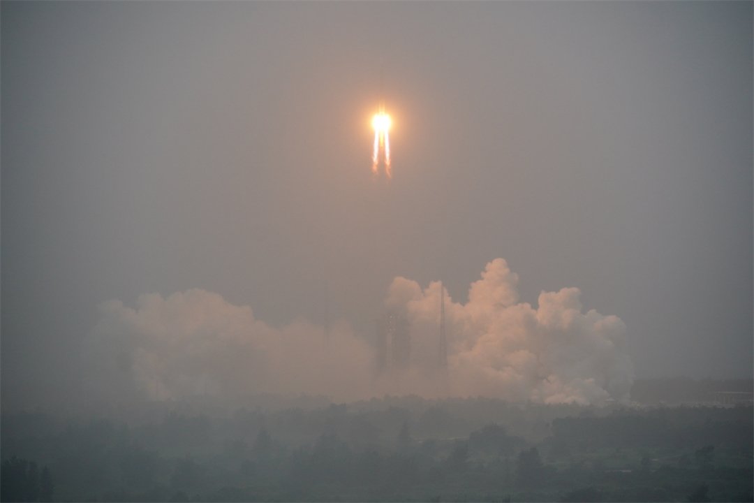 长征五号遥八运载火箭在海南文昌卫星发