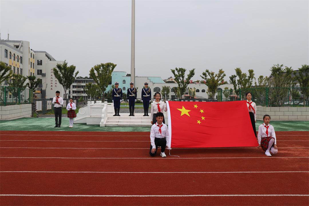 我心中的五星红旗”国旗传递活动来到江
