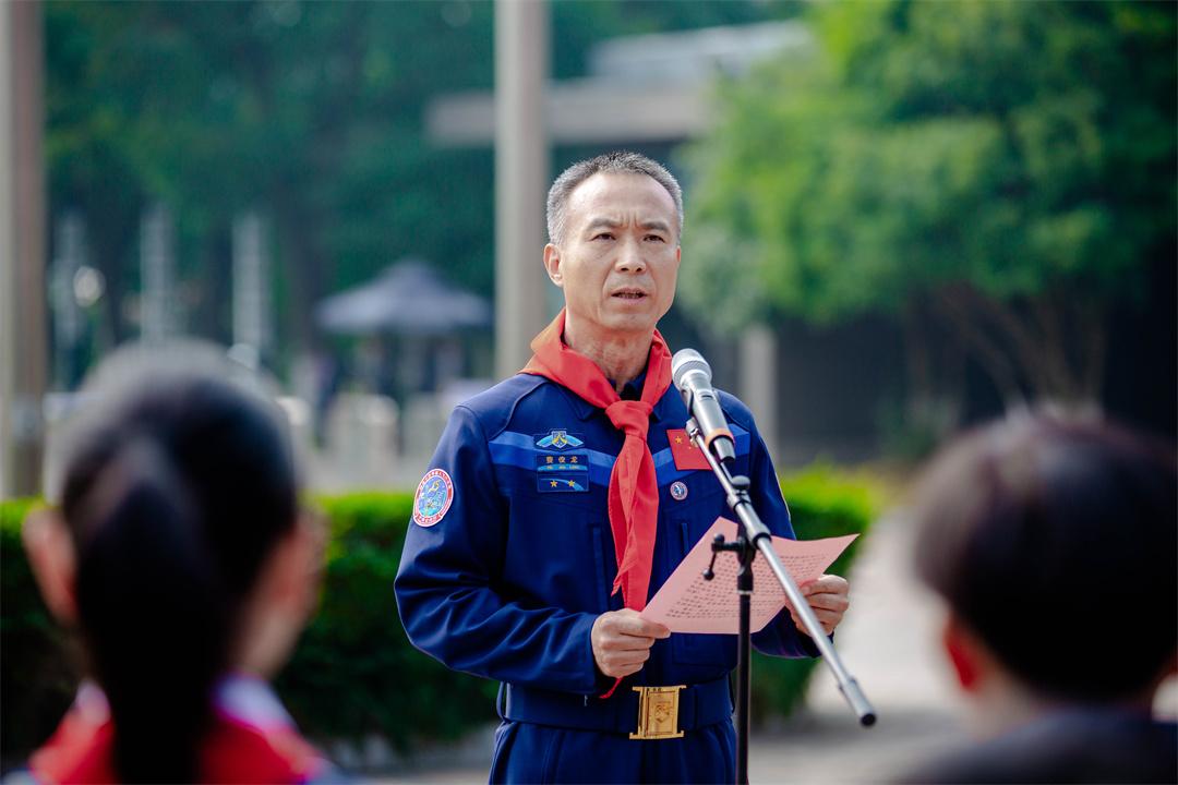 对照阅读中国人民解放军航天员大队特级