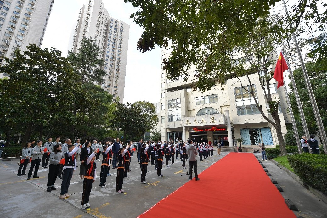 对照阅读中国人民解放军航天员大队特级