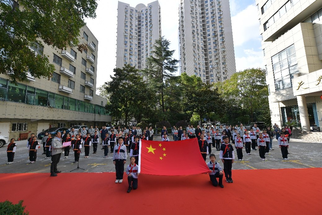 我心中的五星红旗”国旗传递活动在中国