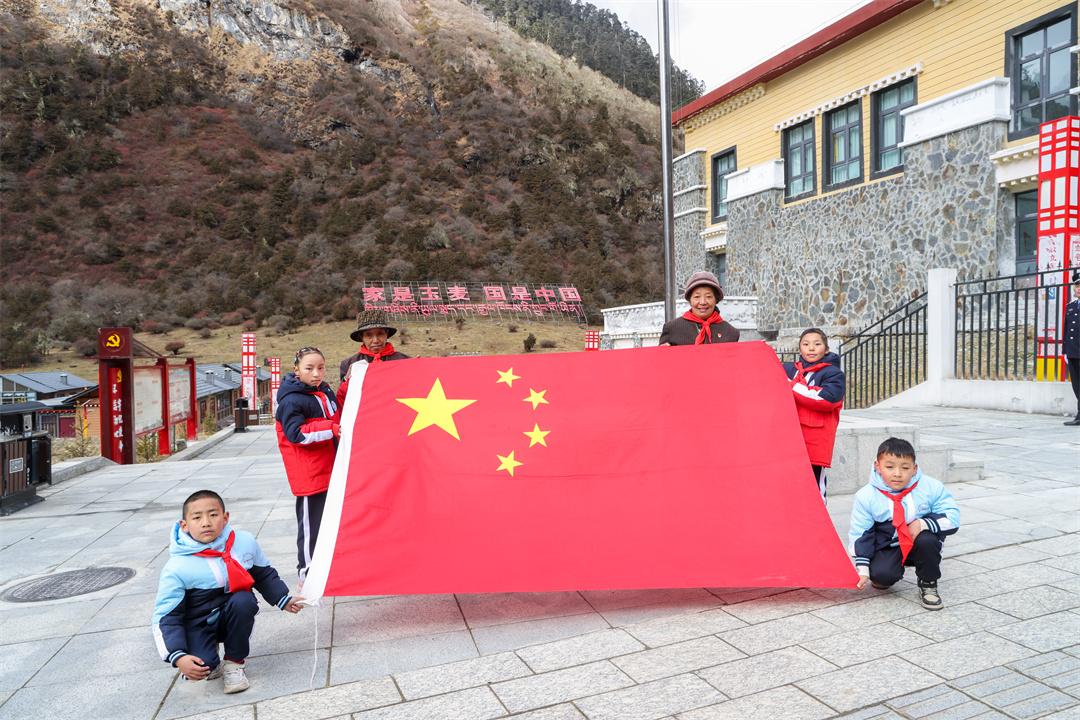 来自玉麦乡小学的少先队员和少先队辅导