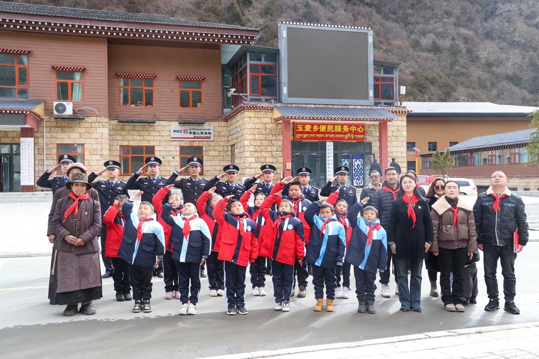 共同见证了这一激动人心的时刻