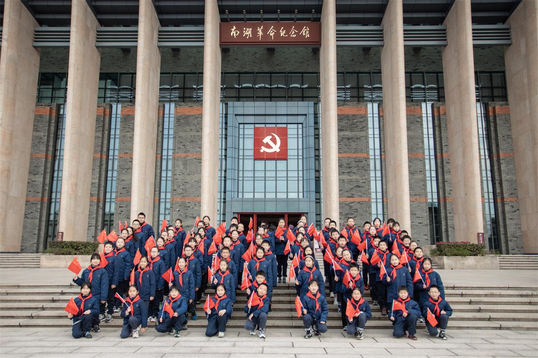 中队辅导员和少先队员代表