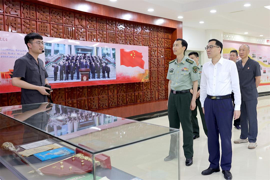 图为参观永安抗战文化陈列馆