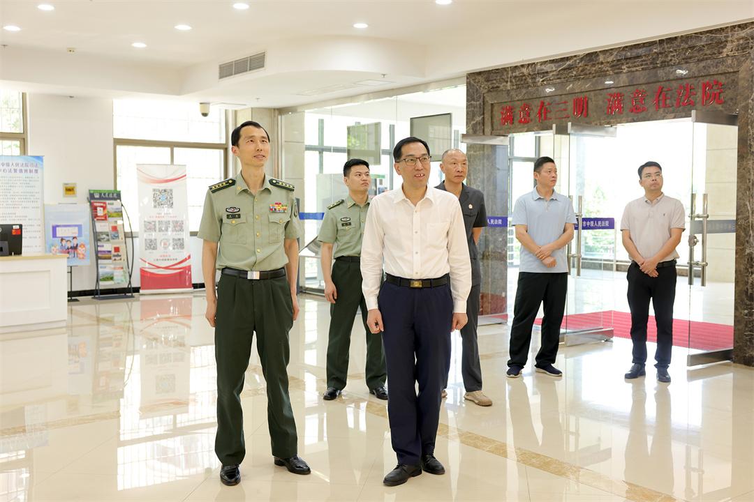 图为参观永安抗战文化陈列馆。