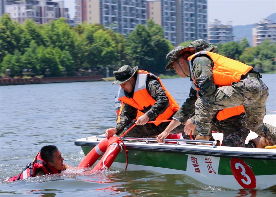 图为武警官兵在队组织操作训练