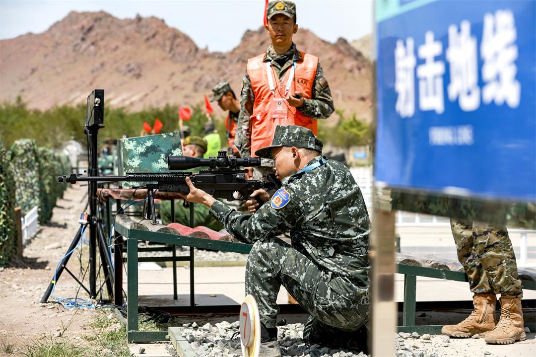 在新疆乌鲁木齐武警部队某训练基地落下