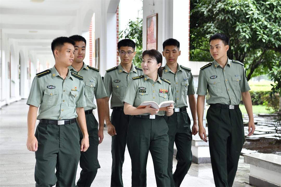 灯火通明的会议室里讲课声