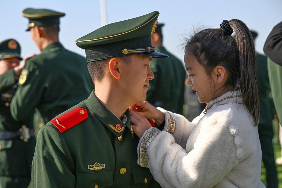 图为新兵授衔仪式现场
