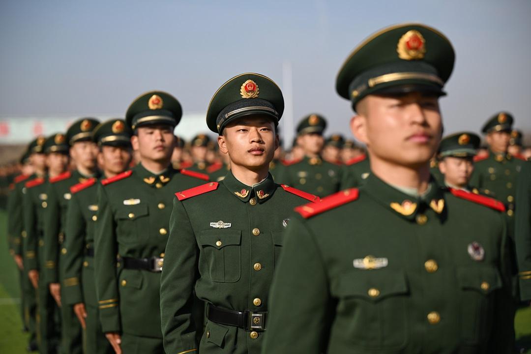 图为新兵授衔仪式现场。