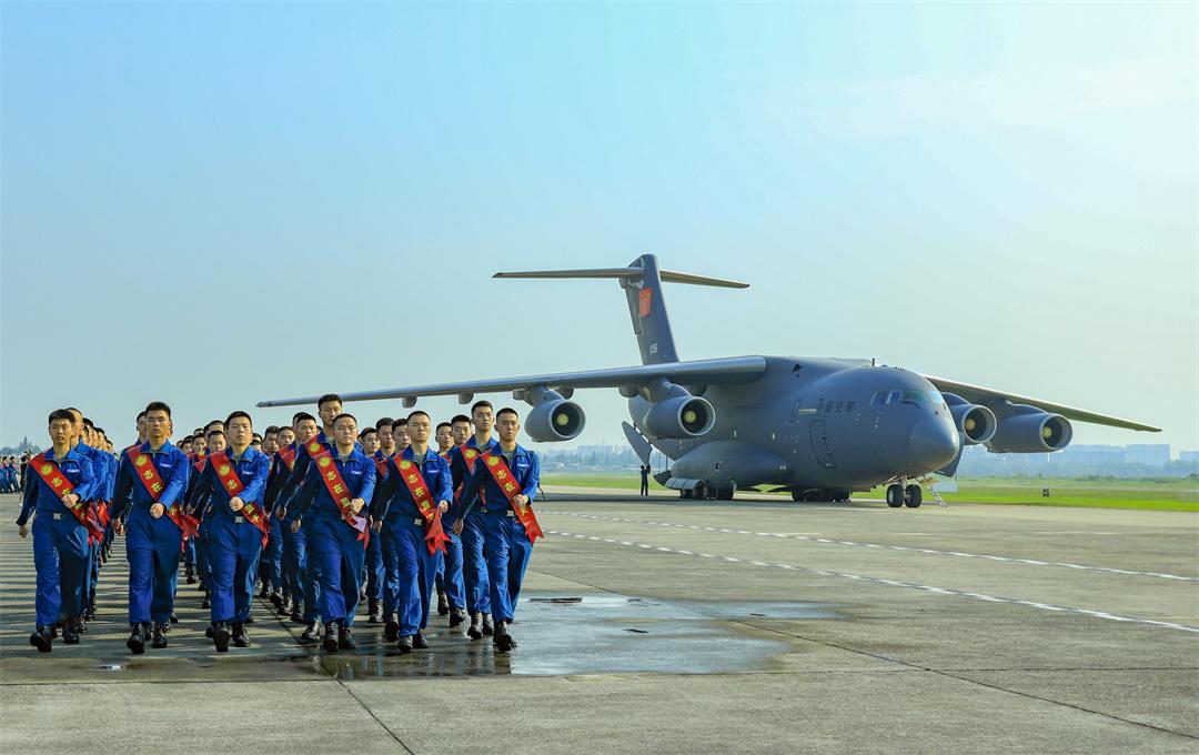 空军航空兵某部召开了盛大的欢迎仪式