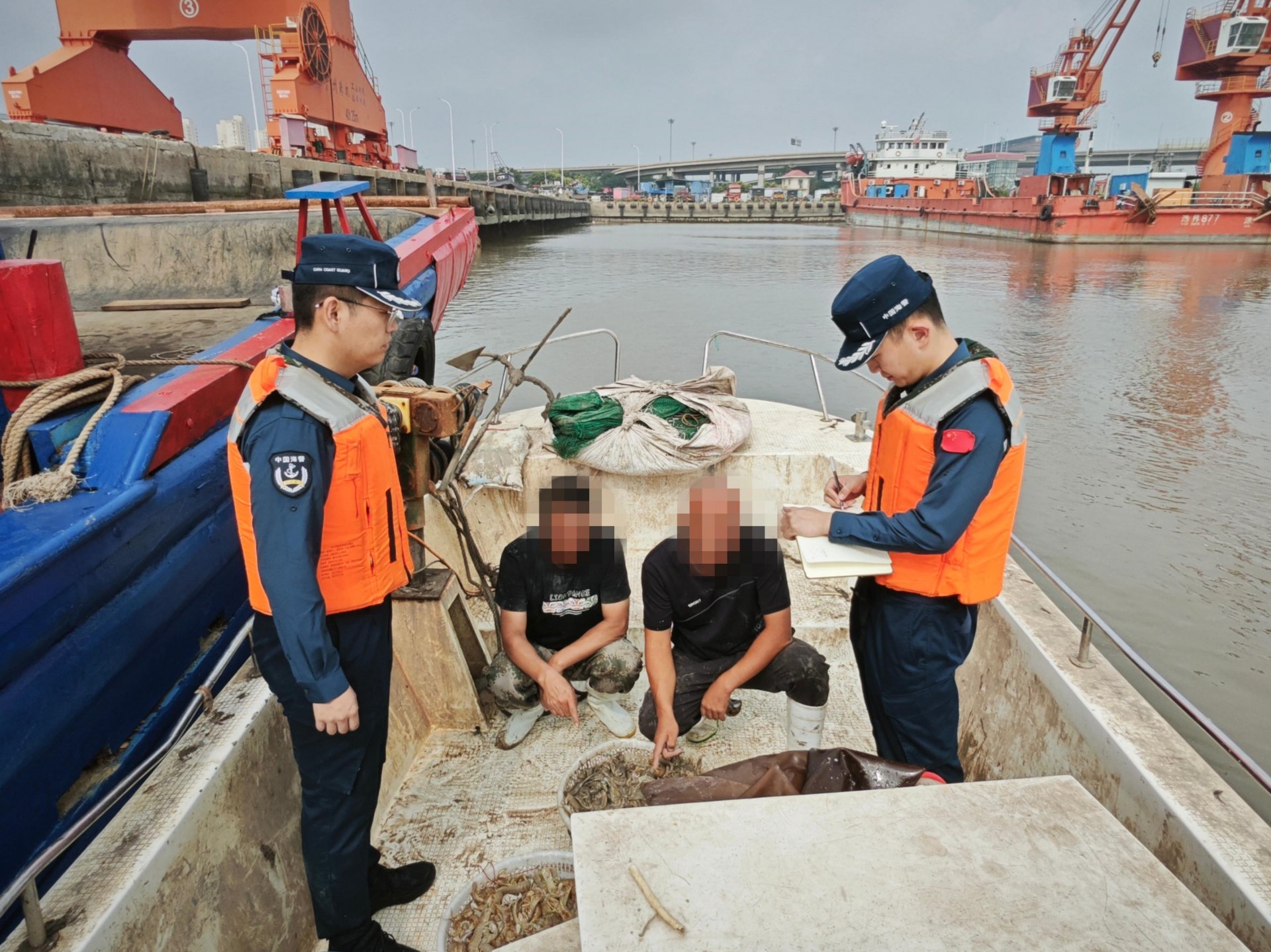 海警执法员深夜潜伏