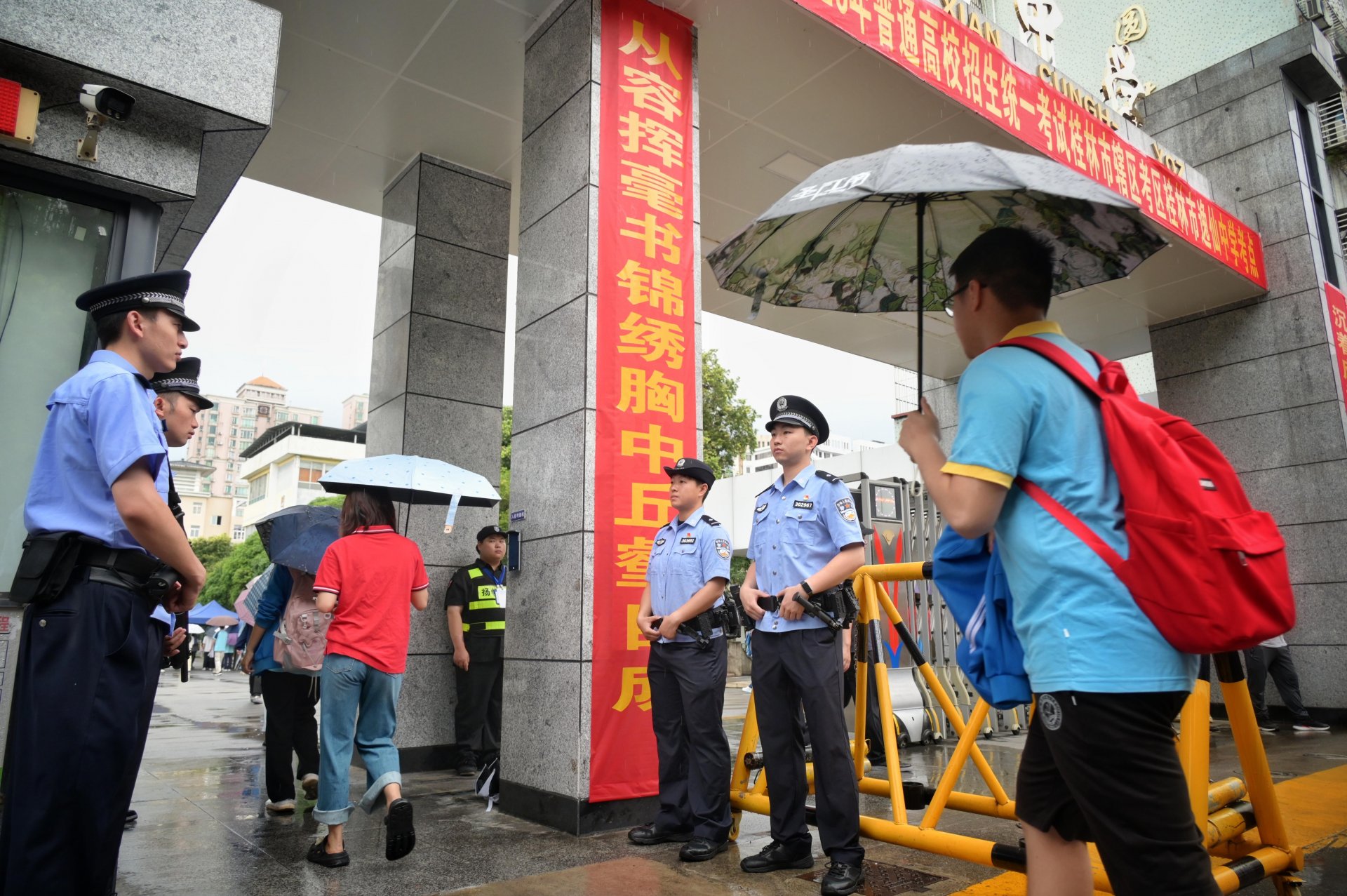 广西壮族自治区桂林市数万名考生怀揣梦
