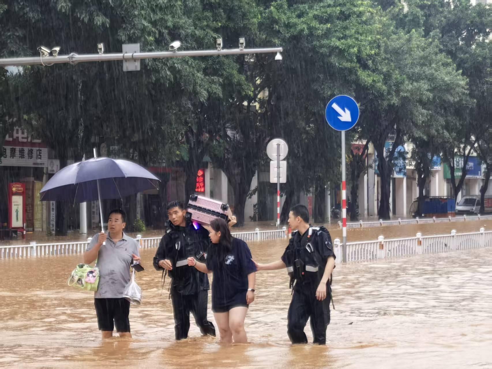 广西壮族自治区贵港市遭遇强对流天气袭