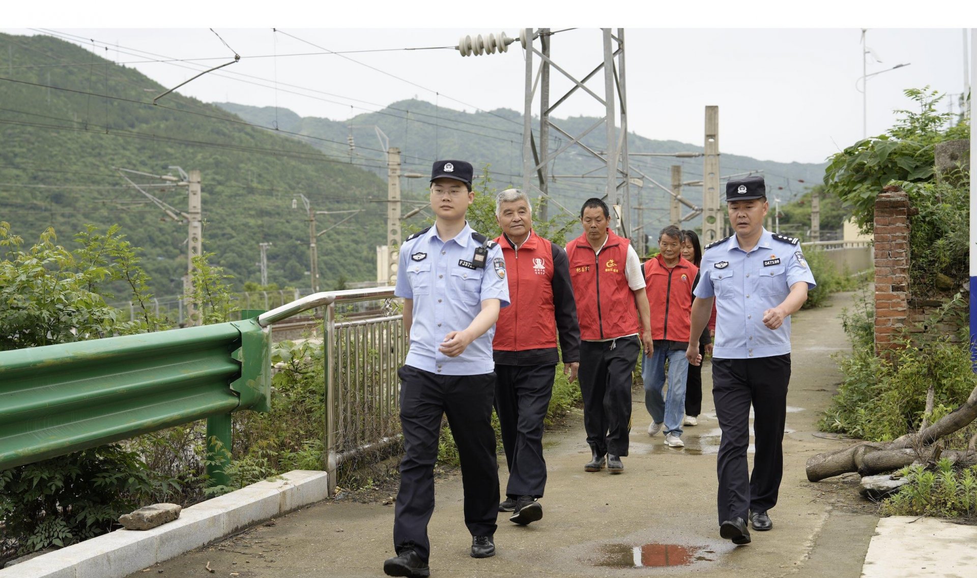 图为十堰市郧阳区胡家营镇民辅警带领护