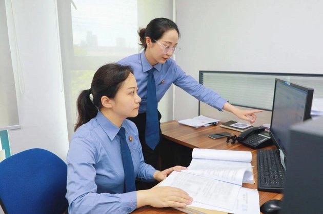 图为检察官与助理梳理全案资金流水。