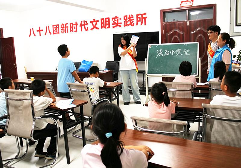 把法律知识送到职工群众身边
