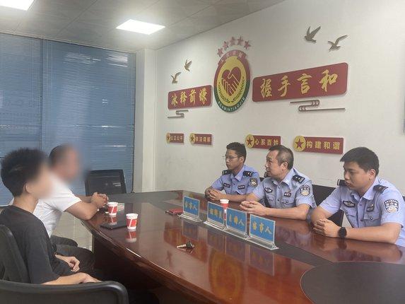 广西壮族自治区梧州市龙圩区一小区门口